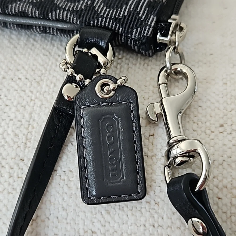 Coach wristlet - Picture 4 of 9